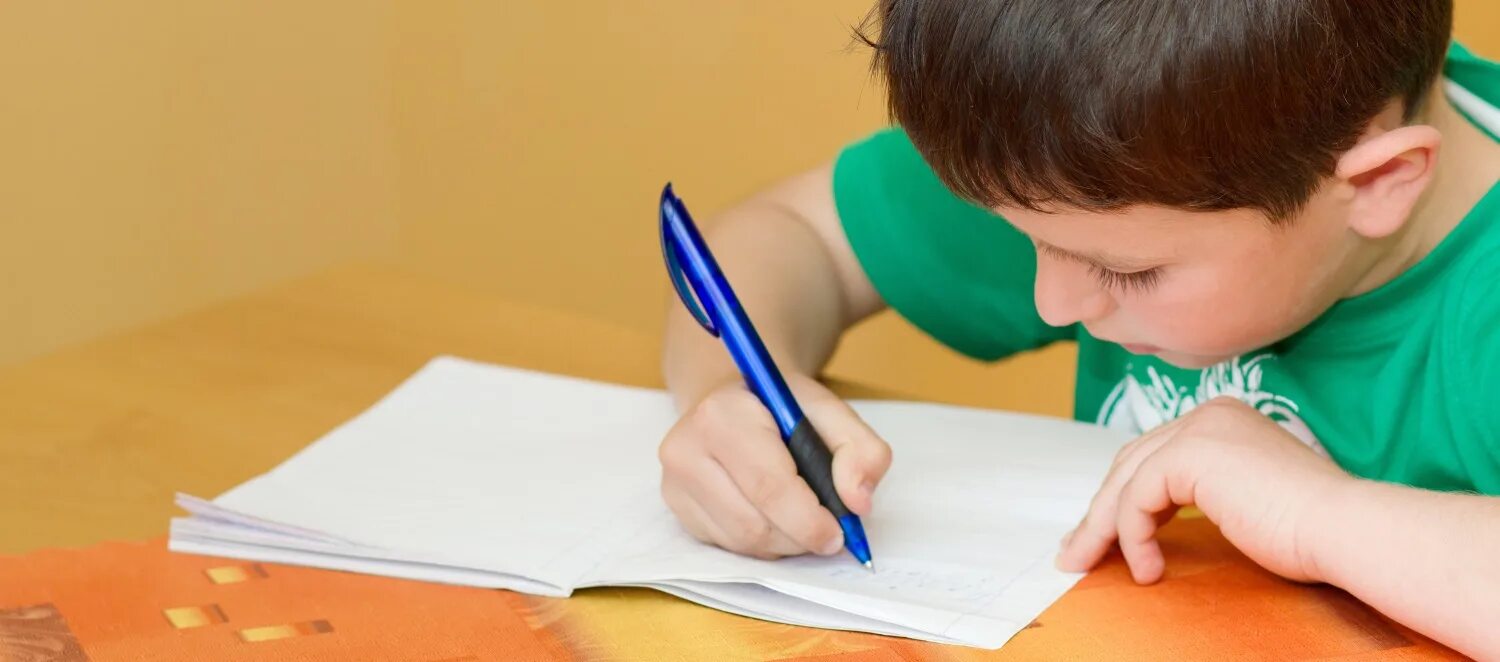 Картинки дети пишут буквы. Каллиграфия для детей. Ребенок пишет. Ребенок пишет в тетради. Дисграфия картинки для детей.