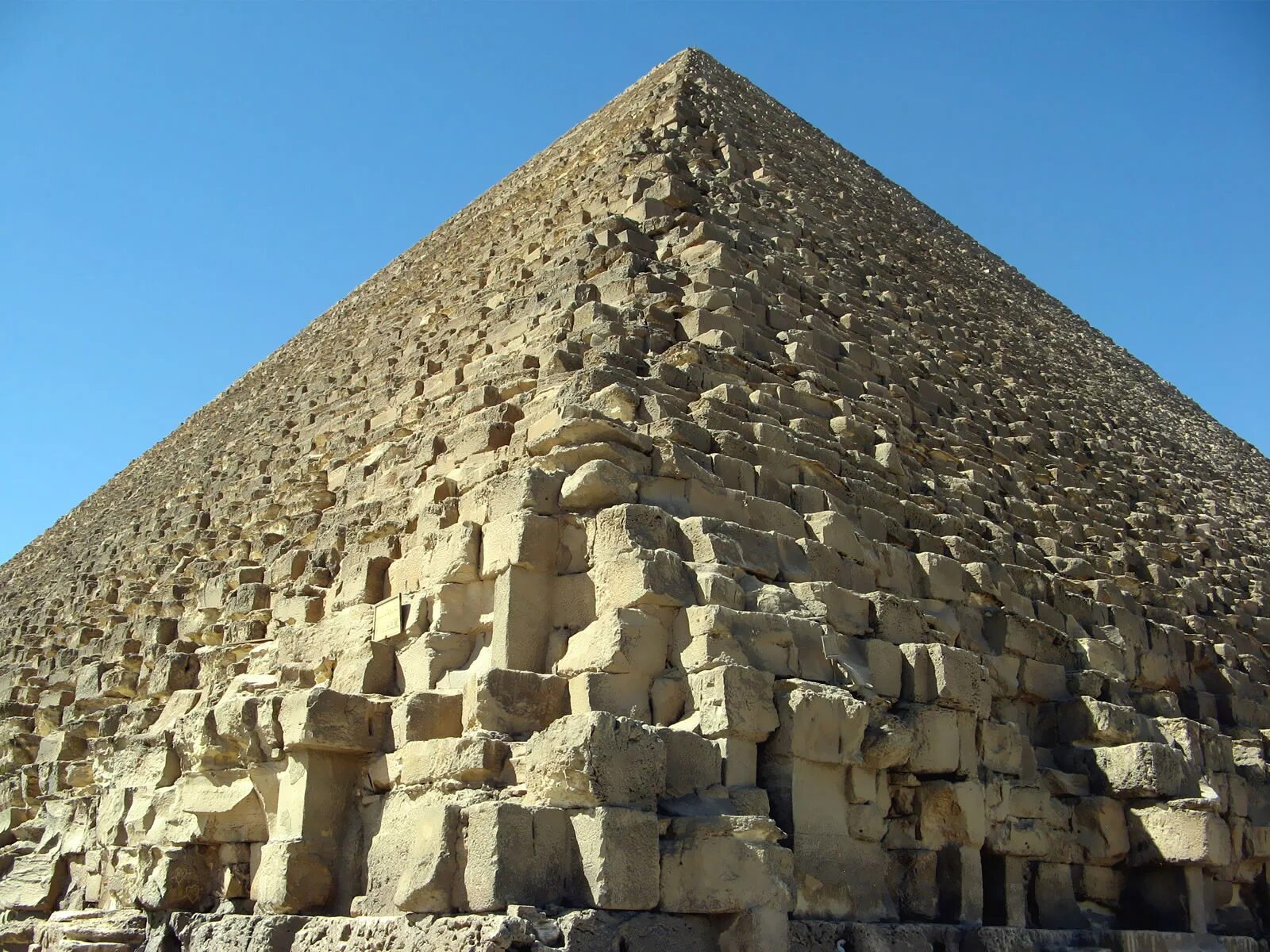Пирамида Хеопса древний Египет. Пирамида Хуфу древний Египет. Великая пирамида Хуфу в Гизе. Пирамида Хеопса Хуфу семь чудес света. Чудеса св