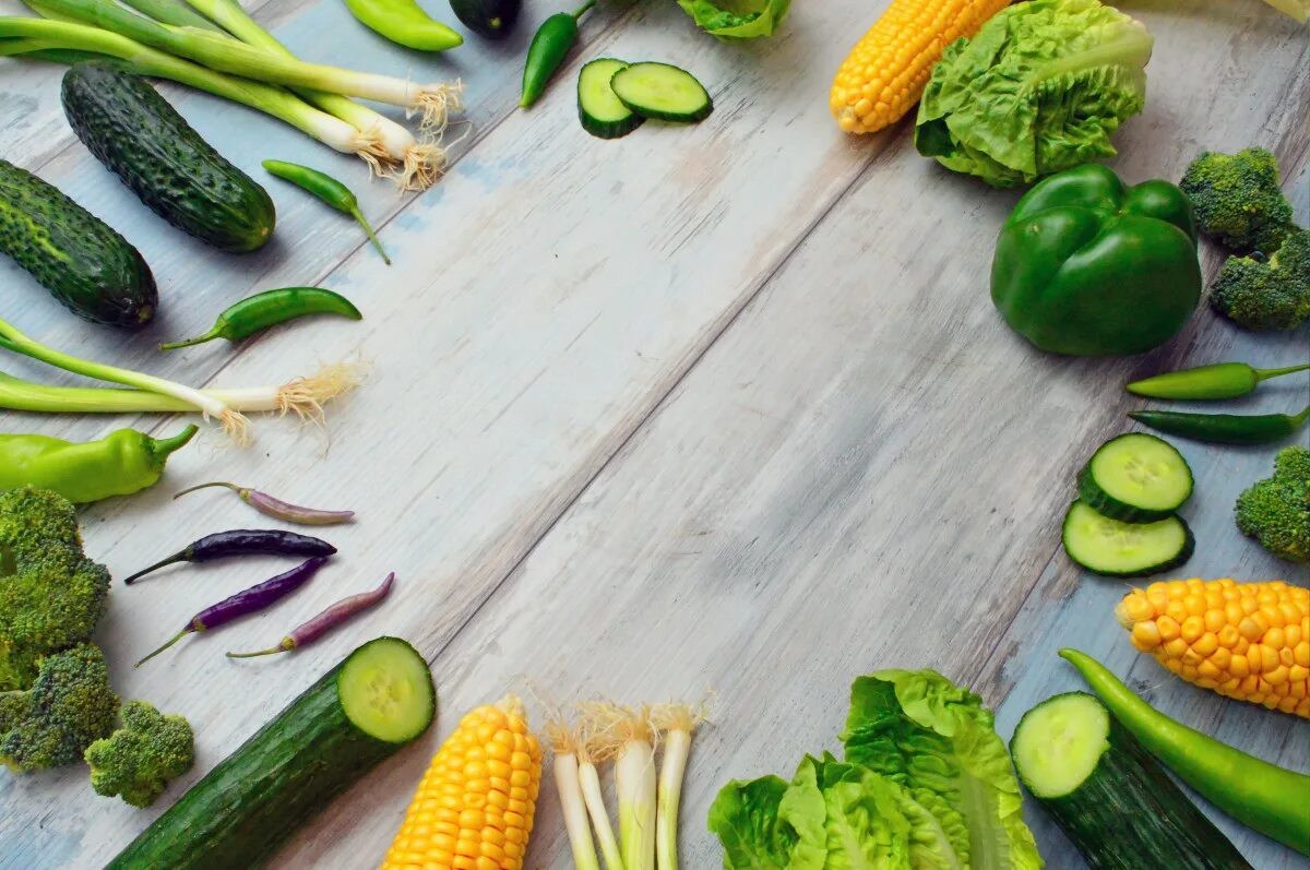 Органическая живая пища. Зеленые овощи и фрукты. Фон еда. Свежие овощи и зелень. Овощи фон.