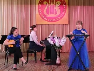 Центр поселка хор. Ольшанка пензенская область. Девушка поет. Пение. Женщина, которая поет.
