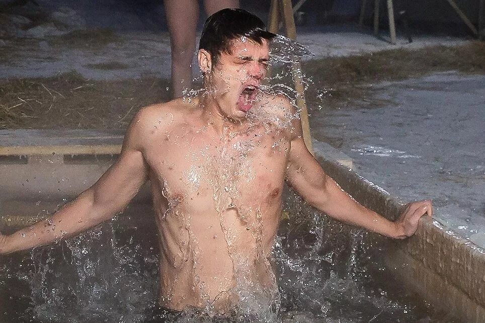 Мальчики на озере. Мальчишки на речке. Мужчина купается. Мальчики купаются в реке. Оголенные мальчишки на речке.