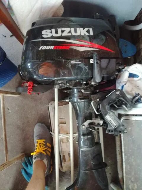 Мотор suzuki 5 л. С 4 тактный. Сузуки 6л. Мотор катера сузуки большой. Лодочный мотор сузуки 5.