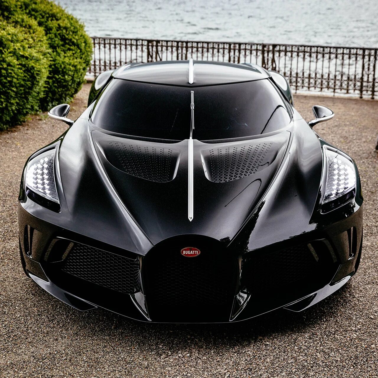 Bugatti la noire цена. Бугатти Ноир. Бугатти лавайтур. Бугатти лавотюр Нуар. Бугатти войтуре Нойре.