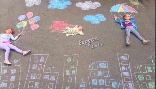 Конкурс рисунков на асфальте. Рисунки на асфальте мелками. Рисование мелками на асфальте в детском саду. Рисование мелками на асфальте город.