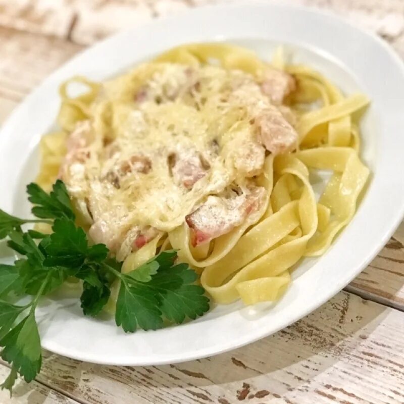 Спагетти с красным луком. Карбонара со свининой. Карбонара с беконом и грибами в сливочном соусе. Карбонара с гречневой лапшой. Паста фетучини карбонара.