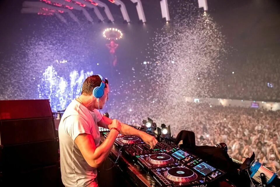 Both tiesto feat 21. DJ Tiesto Sensation. Диджей Тиесто Метавселенная. Тиесто за пультом. Tiësto Голландия.