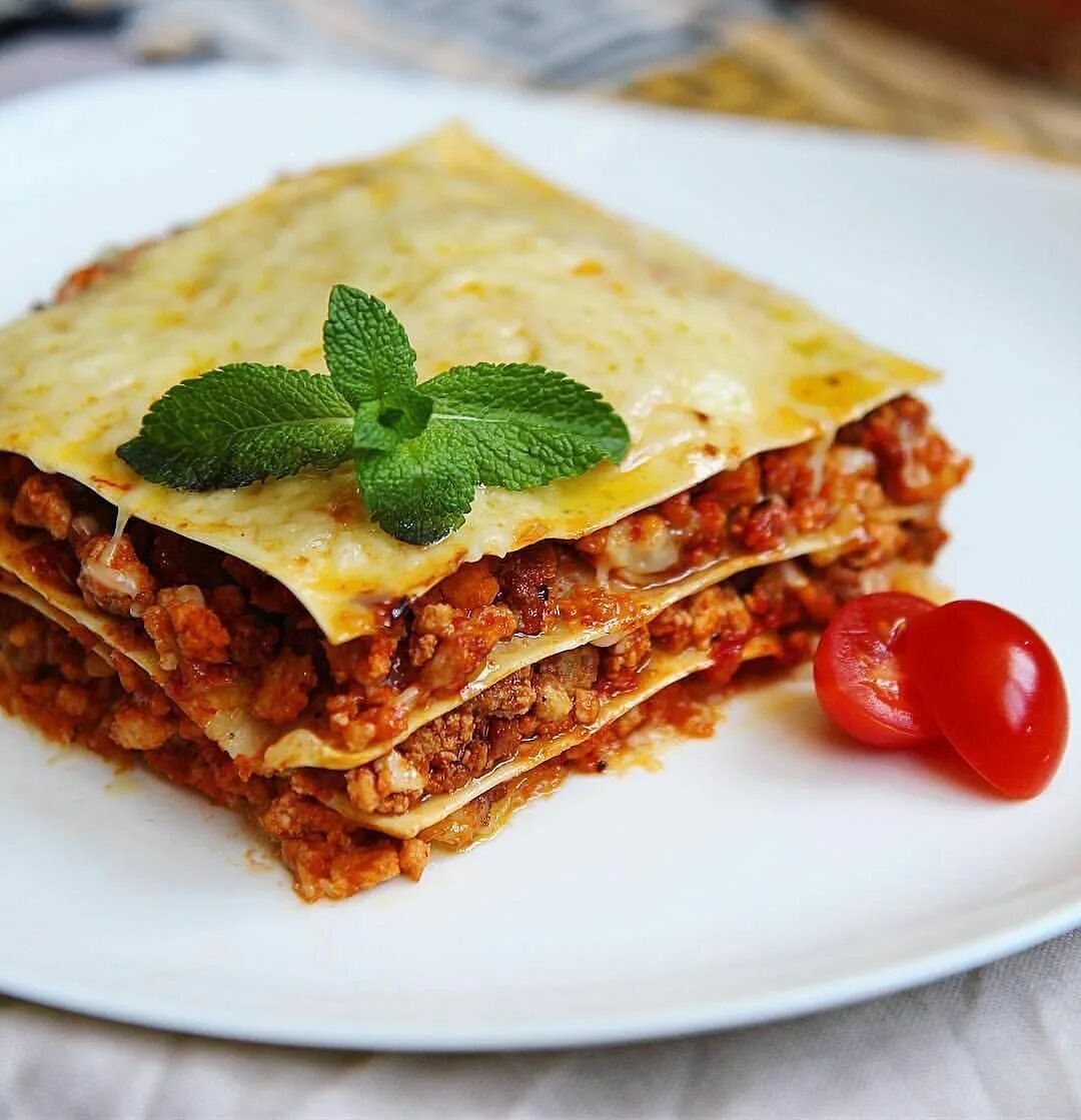 Лазанья текст. Лазанья (lasagna) италии. лазанья пармиджано. лазанья бешамель. реклама лазаньи.