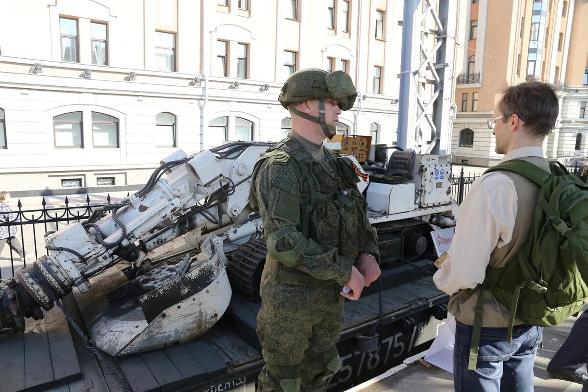 Переломы военнослужащих. Костюм военный перелом. Надлом военный.