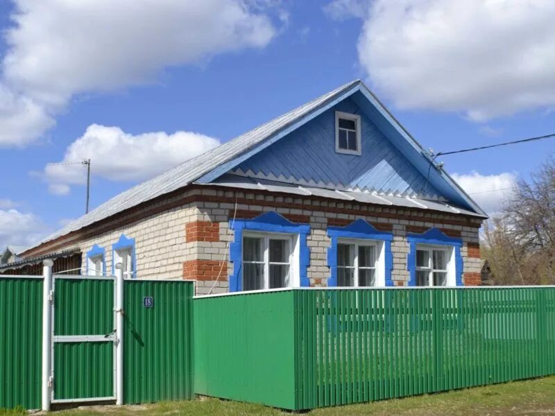 Дом в казани. Старый деревенский татарский дом. Каран азиково мензелинского района. В деревне дом под материнский капитал. Деревня бикнарат.