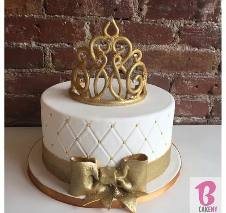 Торт с короной. Торт на годик в бело золотом цвете. Торт белый с золотом. Черно золотой торт с короной. Украшение торта бусинами.