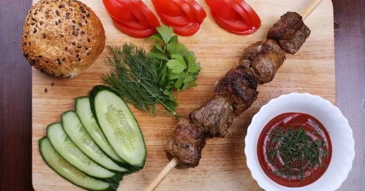 Шашлык без уксуса из свинины с луком. Подача шашлыка на стол красиво. как украсить шашлык на тарелке. необычная подача шашлыка. шашлык с кетчупом и луком.