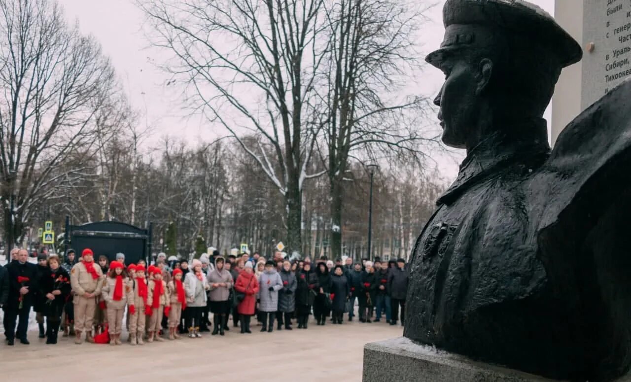 Метро кантемировская 1984. Памятные доски вов. Мемориальная доска академику. Кантемировская в честь кого. Памятная доска летчикам.