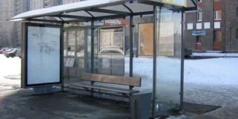 Встать у остановочного павильона на тротуаре