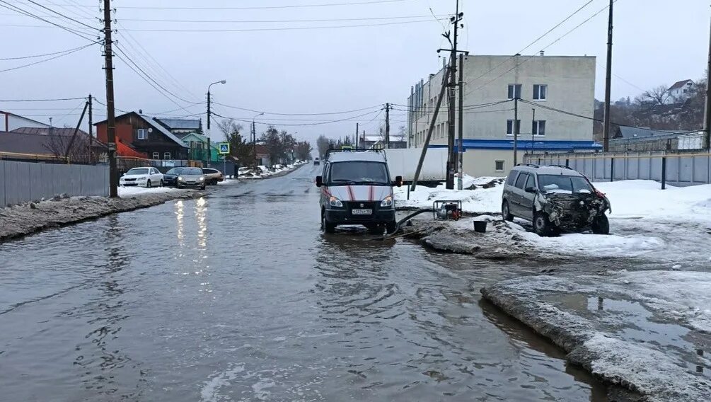 Осадки в уфе. Затоплен водой. Подтопленные улицы в Уфе. Уфа Нижегородка талые воды 27.02.2023. Музыкальный район затопленный.