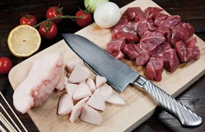Как порезать мясо на шашлык. Нарезанное мясо. кусочек шашлыка. порезать мясо на шашлык. нарезка к шашлыку.