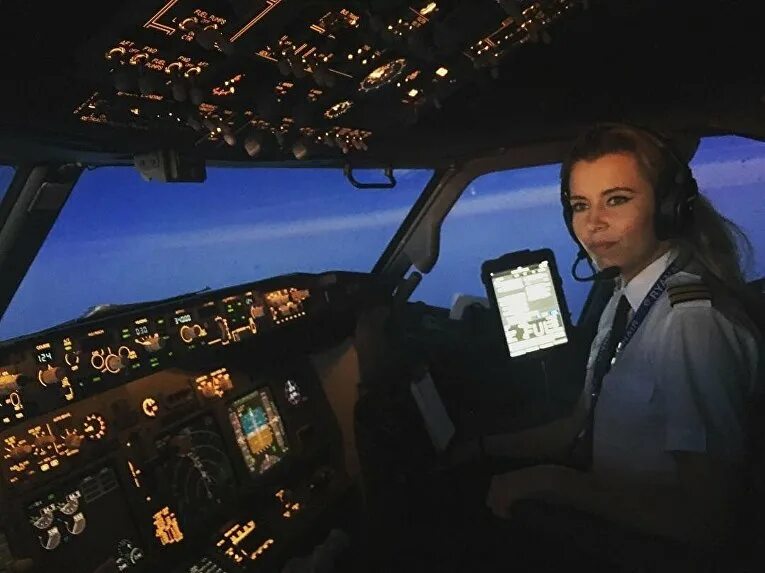 Глазами пилота. Белый шум в кабине пилота. Мир глазами пилота. Кабина пилота боинг 737. Селфи пилота.