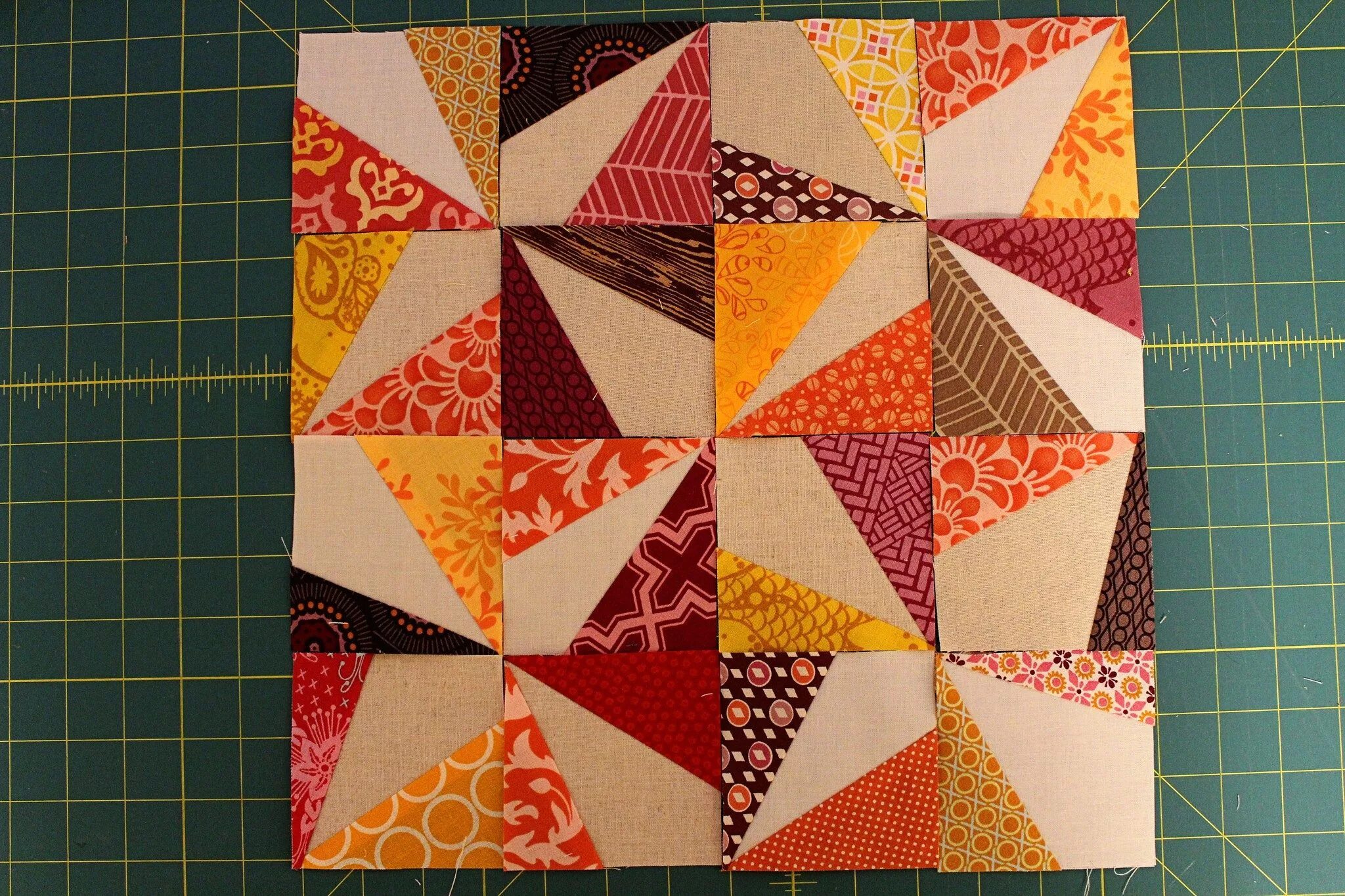 Блок вертушка пэчворк. Техники лоскутного шитья быстрые квадраты. Блок квадрат в квадрате лоскутное шитье. Одеяло из лоскутков своими руками для начинающих схемы. Пэчворк блок "змеиный клубок".