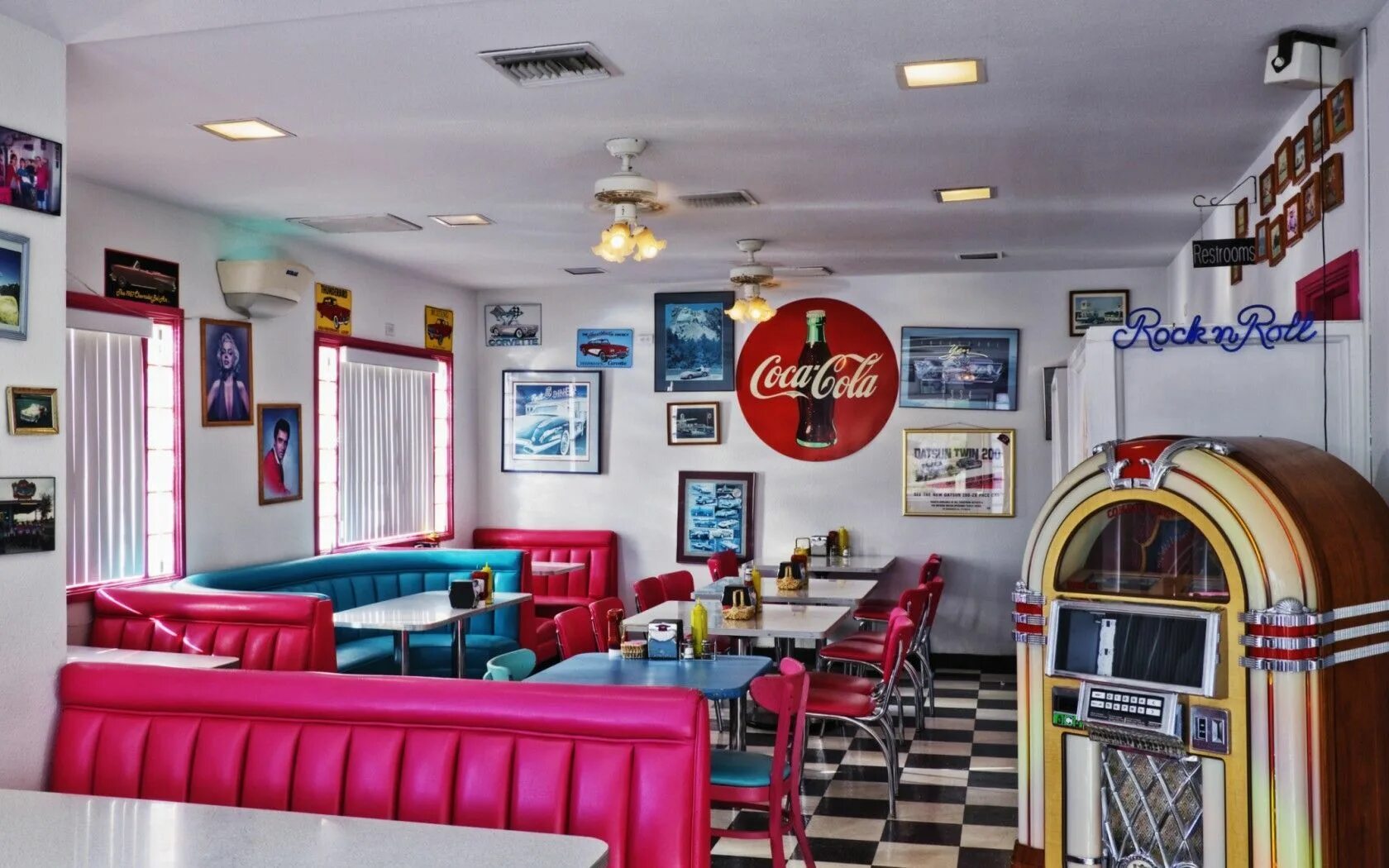 Has 50 s. Кафе Американ Динер. Кухня в стиле ретро Американ Дайнер. American 50s Diner в Москве. Кафе 50х Америка.