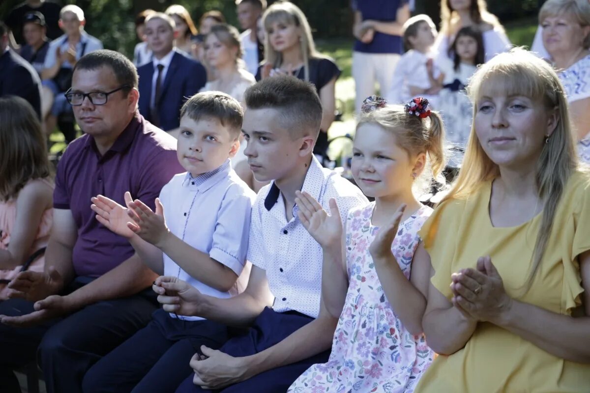 С днем семьи. Медаль день семьи любви и верности. С днём семьи любви и верности в 2023 году. День семьи любви и верности в Белгороде 2023г.