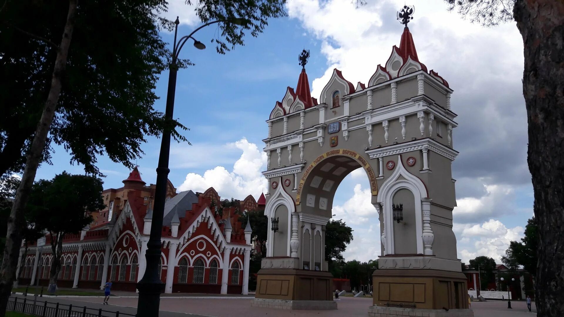 Сайт г благовещенск амурская область. Триумфальная арка Благовещенск. Триумфальная арка в Благовещенске Амурской области. Достопримечательности Благовещенска Амурская область арка. Достопримечательности г Благовещенска Амурской области.