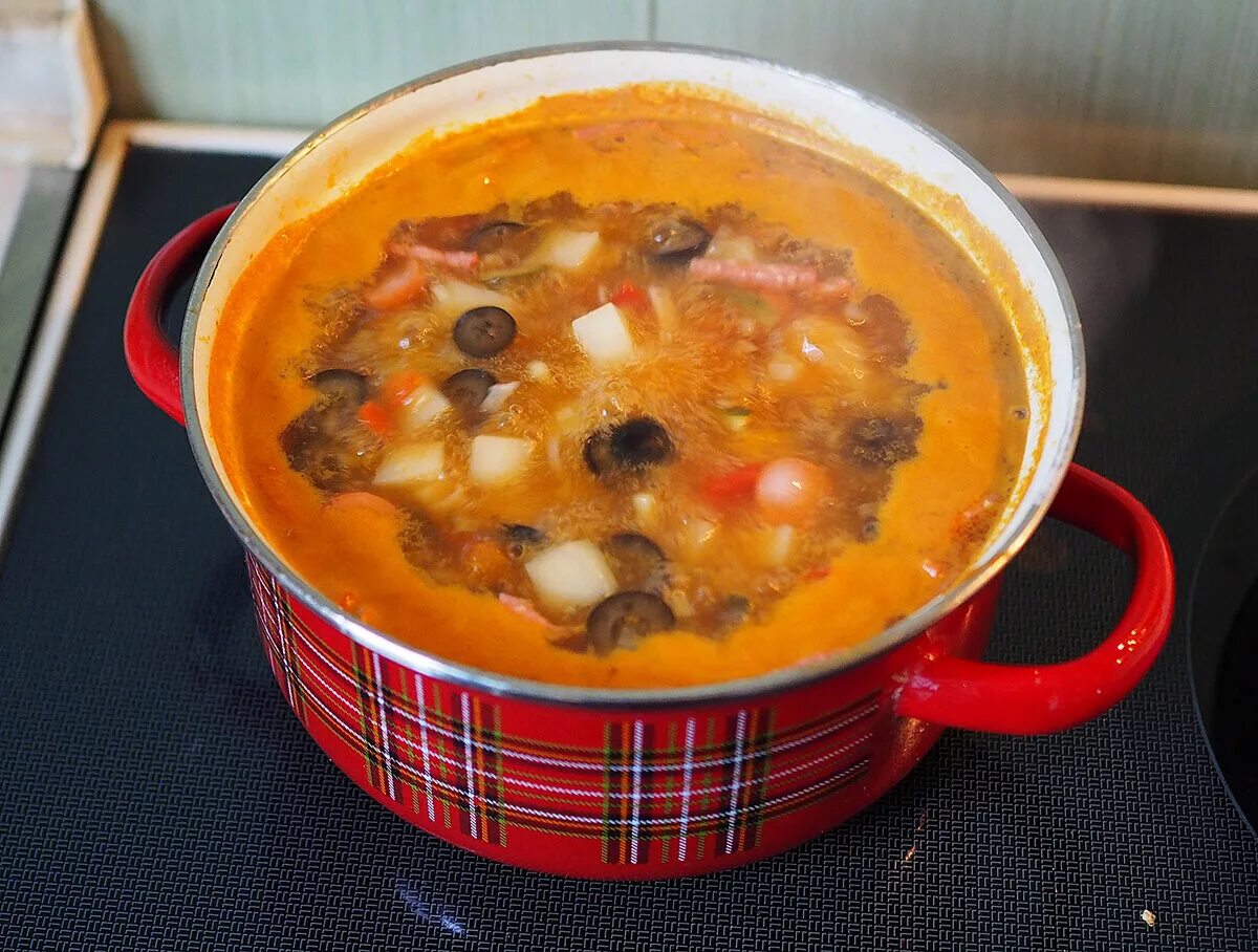 Солянка без огурцов с картошкой. Солянка с тушенкой. солянка сборная мясная. сборная солянка самый вкусный. солянка домашняя.