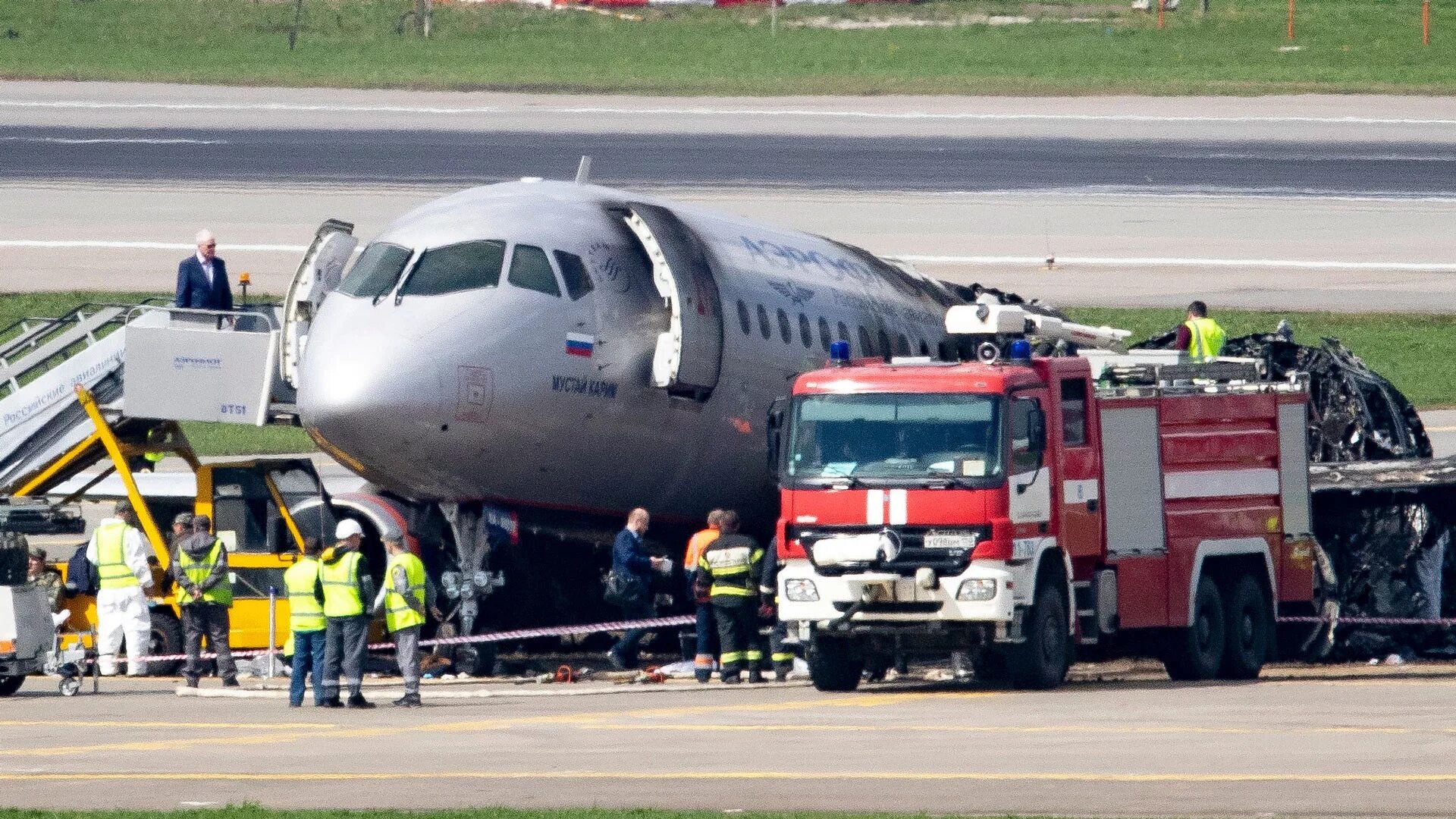 Авиакатастрофа экипаж. Пожар ssj 100 в шереметьево. катастрофа суперджет 100 в шереметьево. сухой суперджет 100 шереметьево пожар. авиакатастрофа в шереметьево ssj-100 авиакатастрофа.