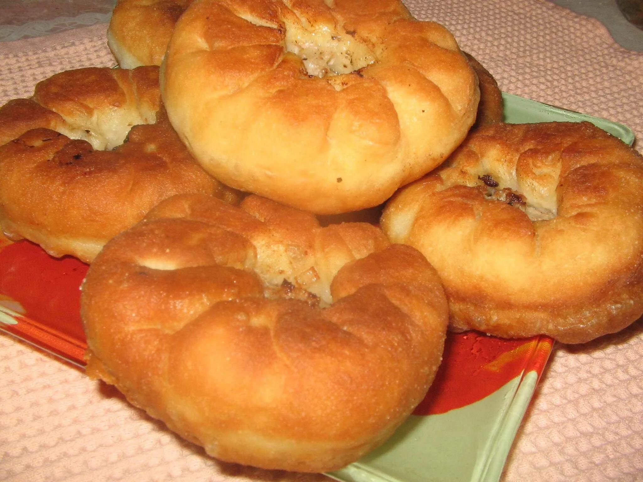 Беляши рецепт в духовке из дрожжевого теста. Беляши в духовке из дрожжевого. Татарская кухня перемячи. Беляши на дрожжевом тесте в духовке. Беляши из дрожжевого теста.