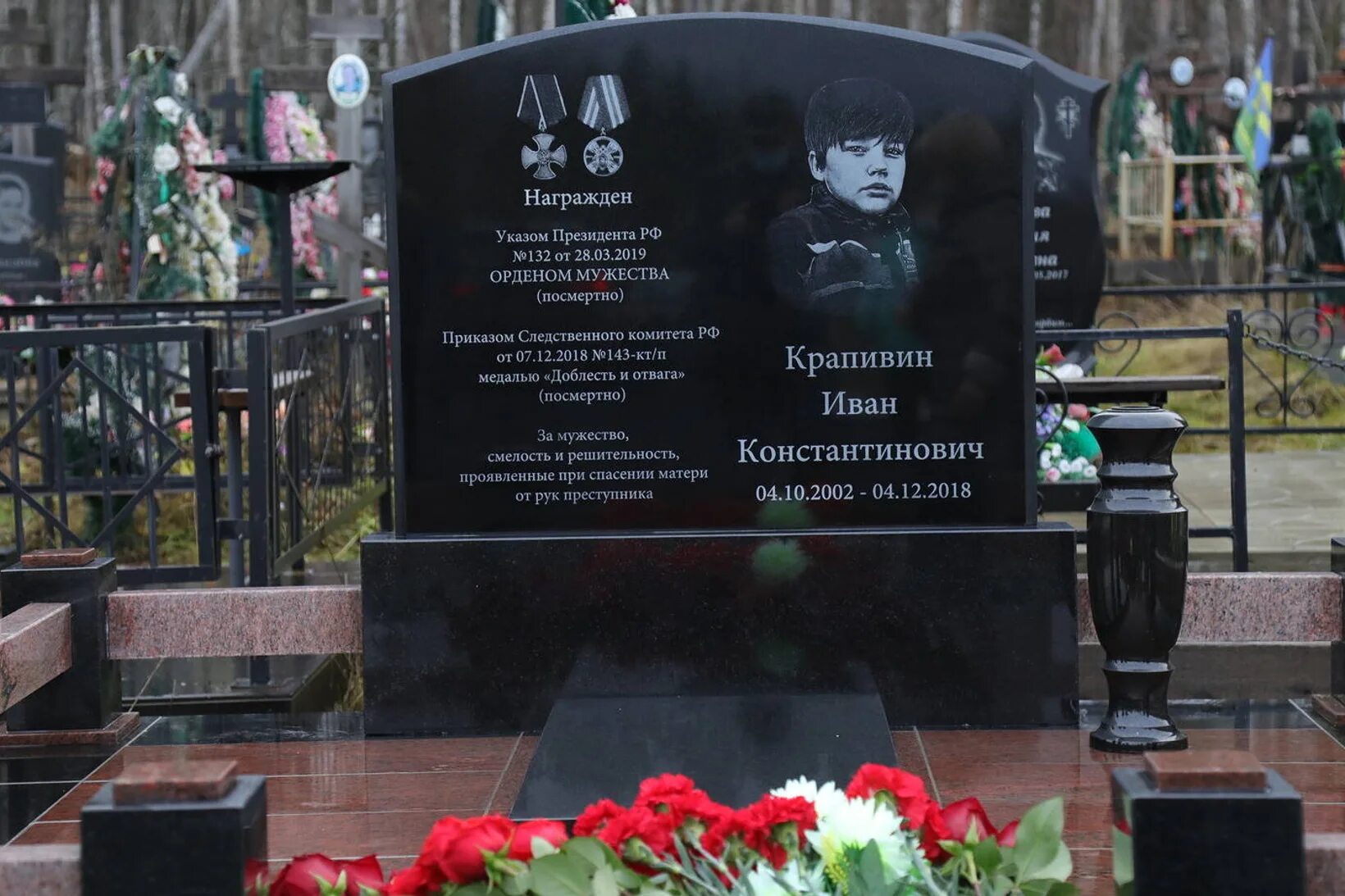 памятник посмертно. памятник посмертно. женя табаков герой россии памятник. ваганьковское кладбище марис лиепа. бадалык кладбище красноярск памятники.