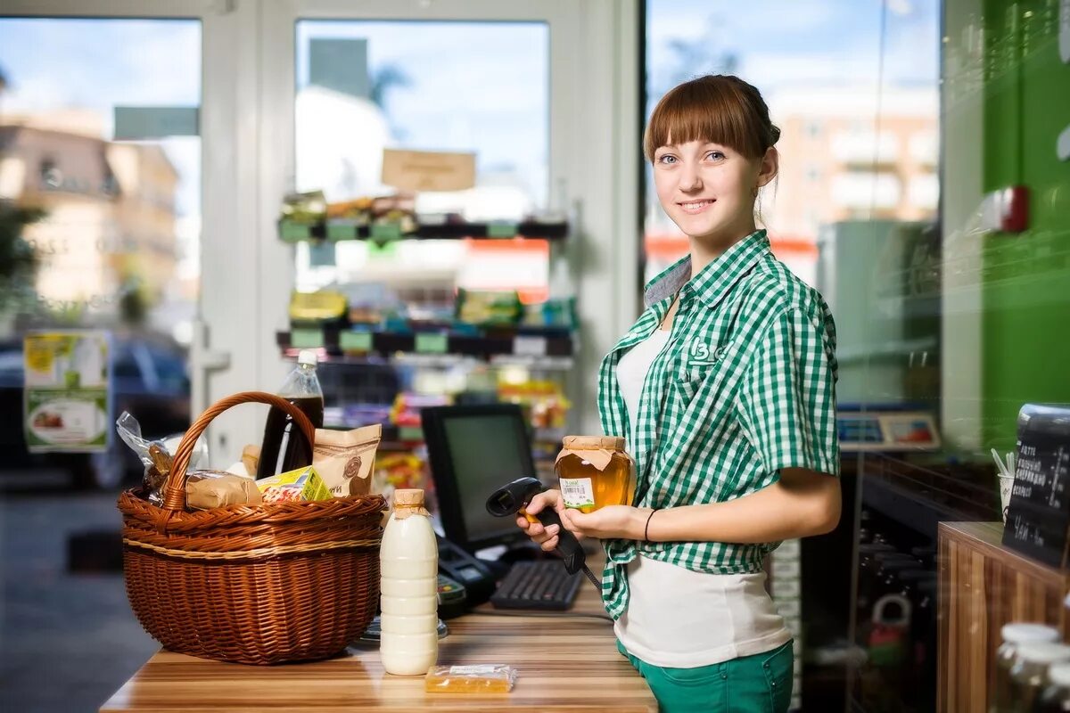 Кассир в продуктовом магазине. Продавец. Продавщица продуктов. Продавец в продуктовом. Продавец в продовольственный магазин.