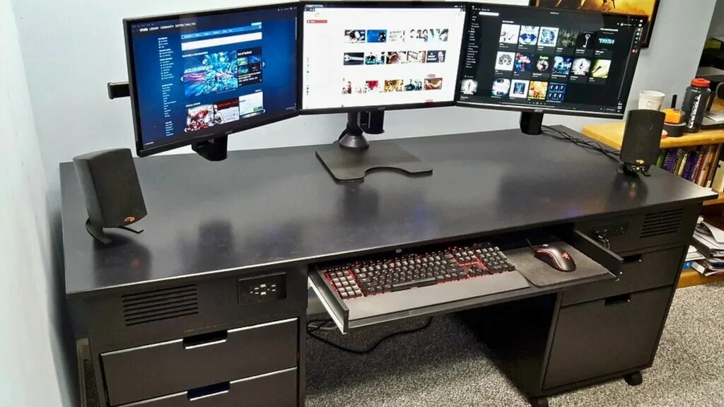 Desk board. Компьютерный стол игровой. Большой компьютерный стол. Компьютерный стол для двух мониторов. Два монитора на столе.