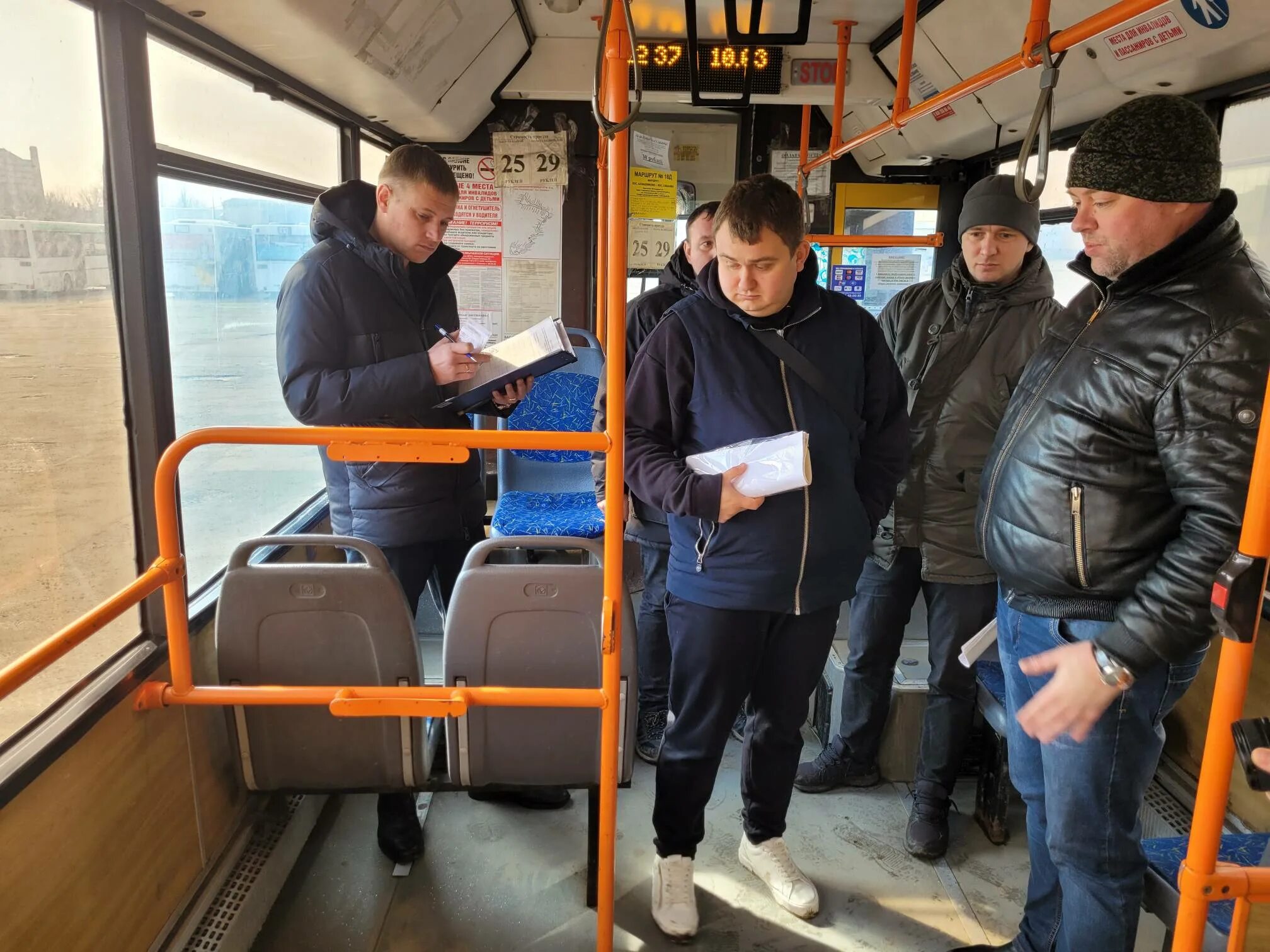 Автобус мц. Новости дня автобус. Подростки в автобусе. Город днем из автобуса. Автобус зенита.