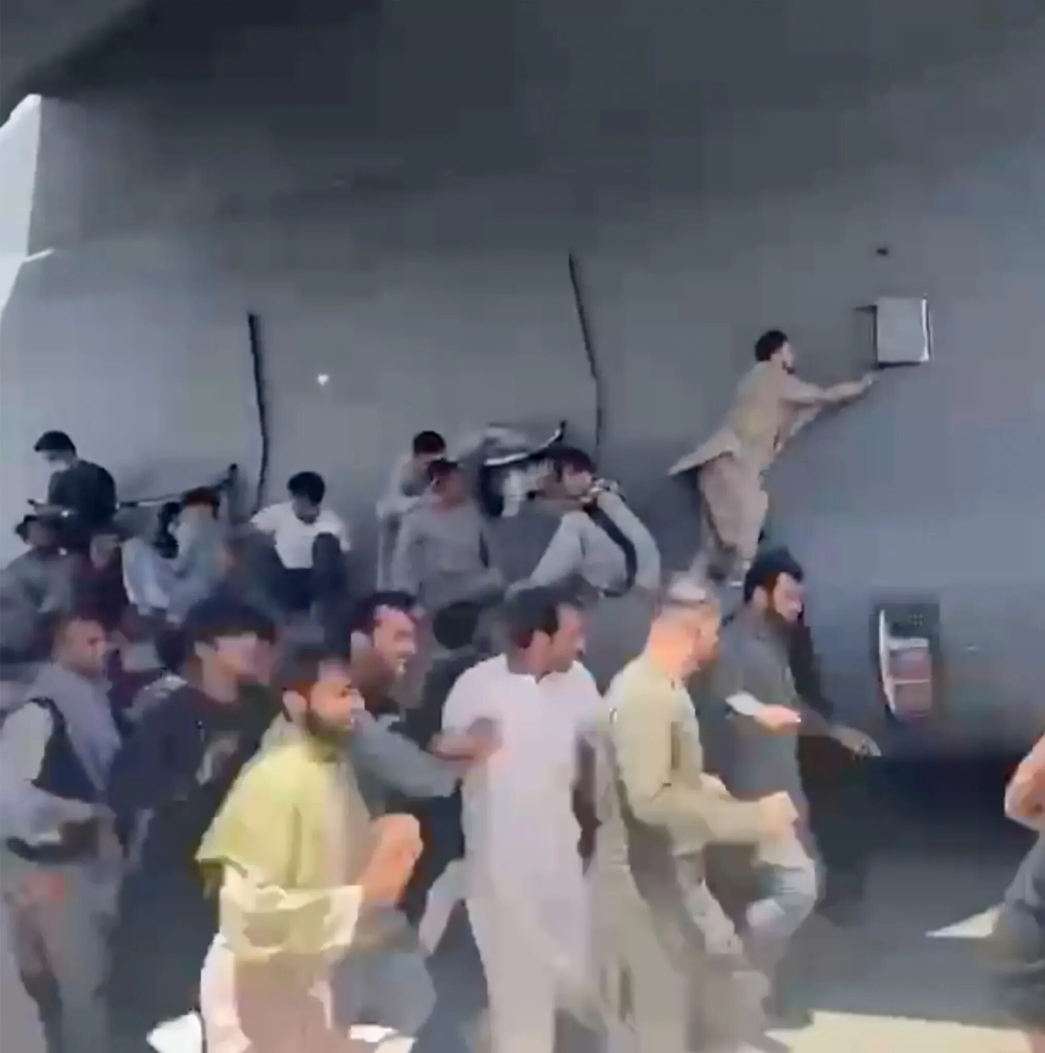 Кабул люди падают с самолета. Падают с самолета афганистан. В афганистане упал. В афганистане упал. Афганцы на шасси самолета.