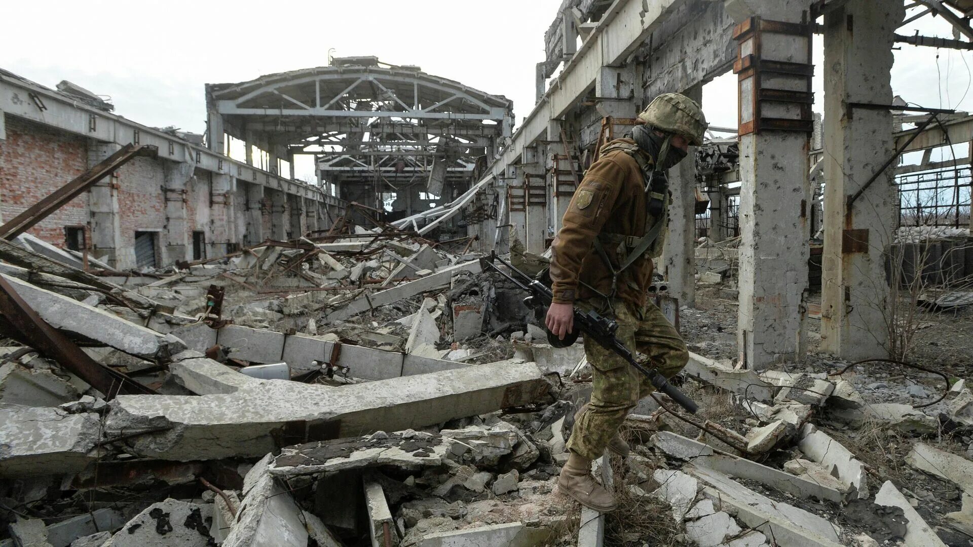Донбасс днр лнр ополченцы 2014. Донецк луганск видео. Война луганск разрушения. Донецк и луганск. Донецк разрушения.