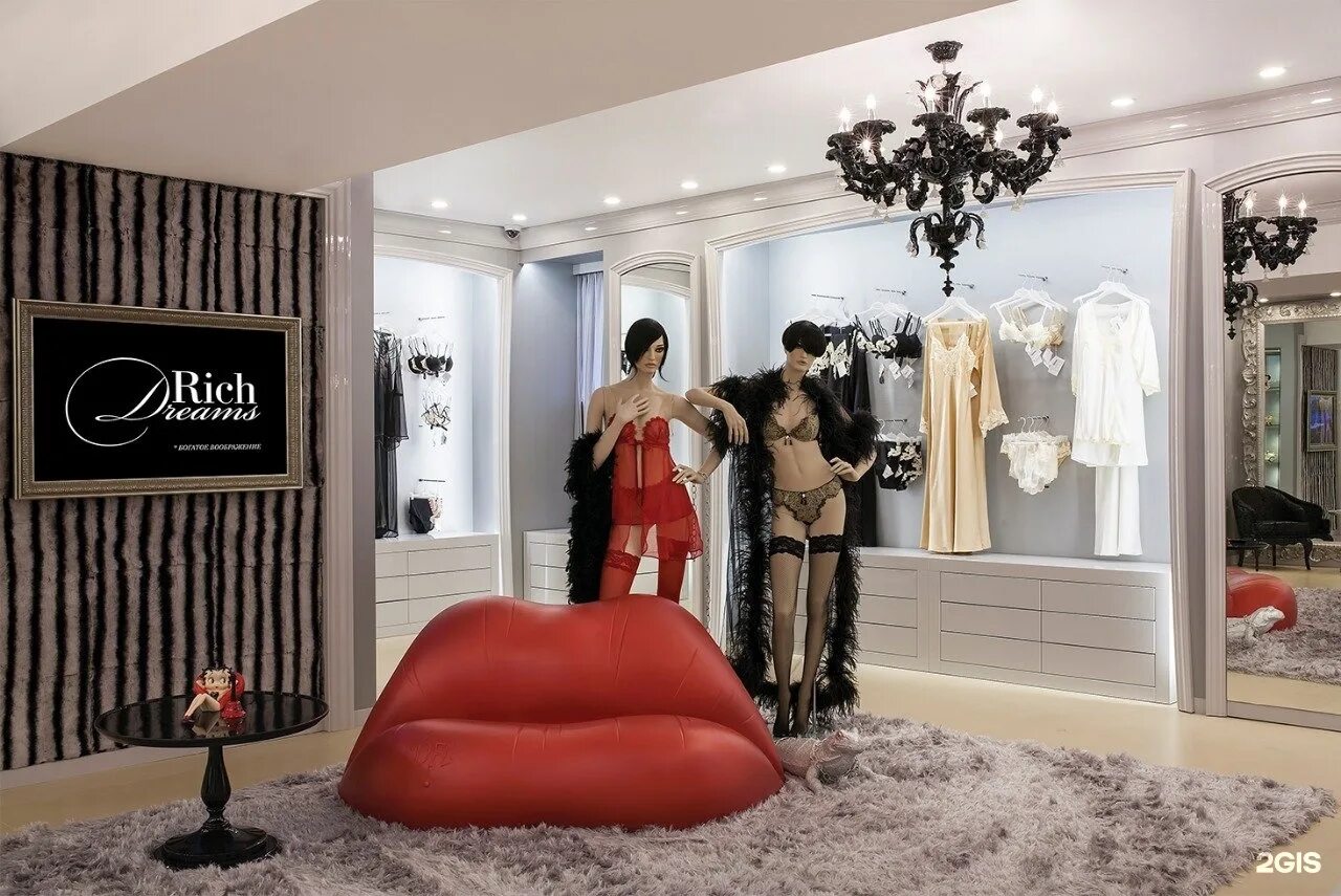 She boutique. Интерьер магазина одежды. Интерьер бутика женской одежды. Красивый магазин одежды. Интерьер магазина Нижнего белья.