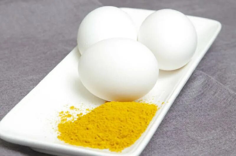 Краски на яичном желтке. Яйца в куркуме. Натуральные красители для яиц куркума. Краситель для яиц желтый. Яйца окрашенные куркумой.