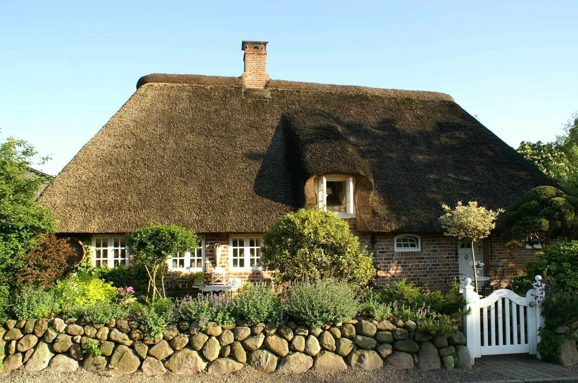Классический деревенский дом с соломенной крышей в Англии. Соломенные крыши в Англии. Мазанка с соломенной крышей. Коттедж в Англии с соломенной крышей.