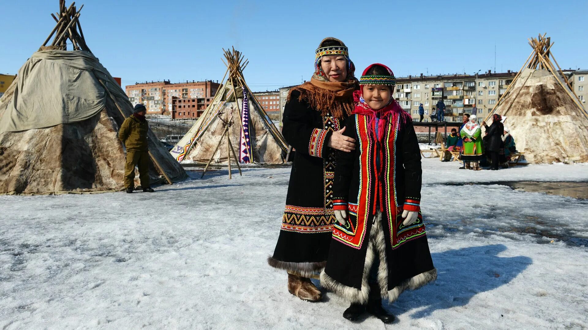 Народы дальнего севера россии. Коренные малочисленные народы севера Сибири и дальнего Востока. Коренных малочисленных народы дальнего Востока. Малочисленные коренные народы дальнего Востока. Театр коренных малочисленных народов севера Якутск.