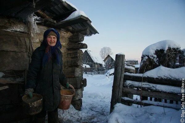 Деревня тухкала карелия. Отшельники в деревнях заброшенных. Жизнь в глухих деревнях. Заброшенная сибирская деревня. Люди живущие в тайге.