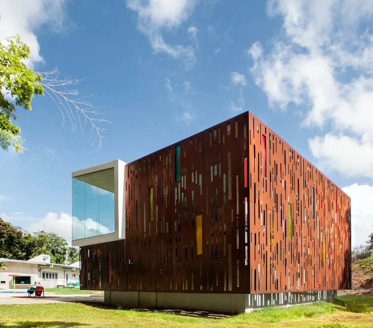 Ann demeulemeester сеул здание. Интересные фасады. Интересные фасады. Театр якоба морено архитектура. Кортеновская сталь в архитектуре.