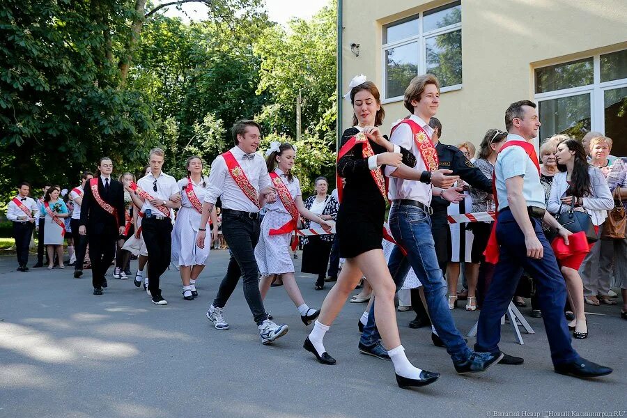 Отмучились последний звонок. Школа отмучились. School Leavers. School Leavers flashing.