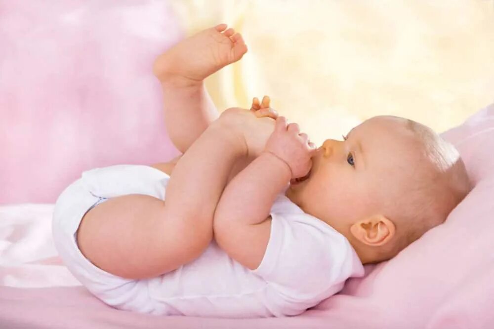 Трехмесячный ребенок. Три месяца ребенку. 3 месяца ребенку. Страхи детей. Фото малышей в 3 месяца.