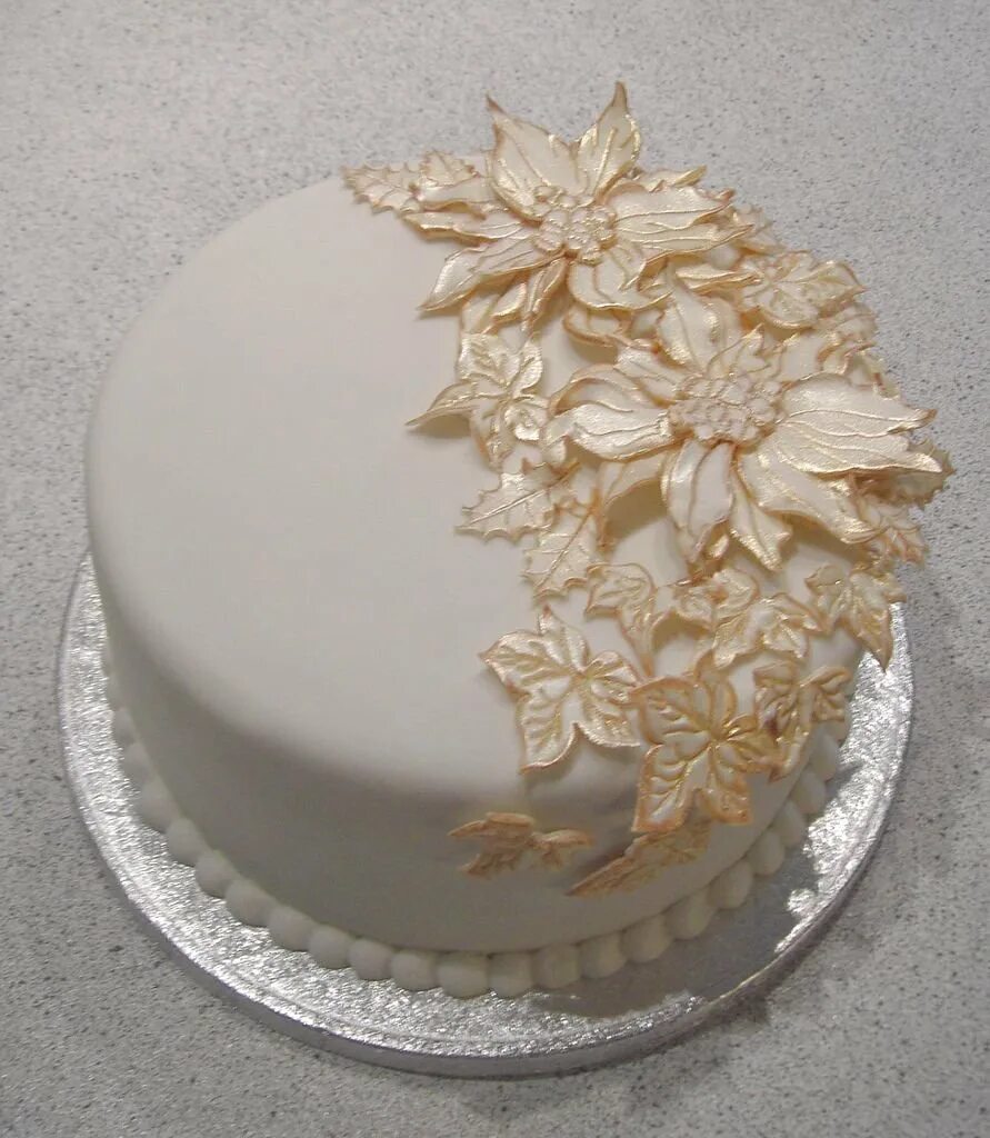 Украшение торта золотом. Кремовое украшение торта. Торт с кремовым декором. Украшение торта для женщины.