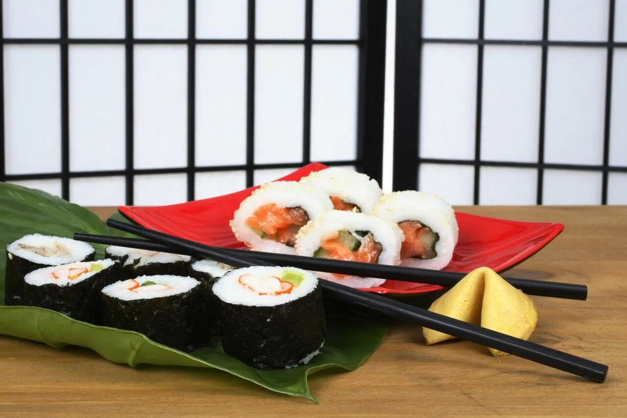 Японские суши барнаула. Японские суши. Суши в Японии. Суши с красной икрой. Суши из японского Бога.