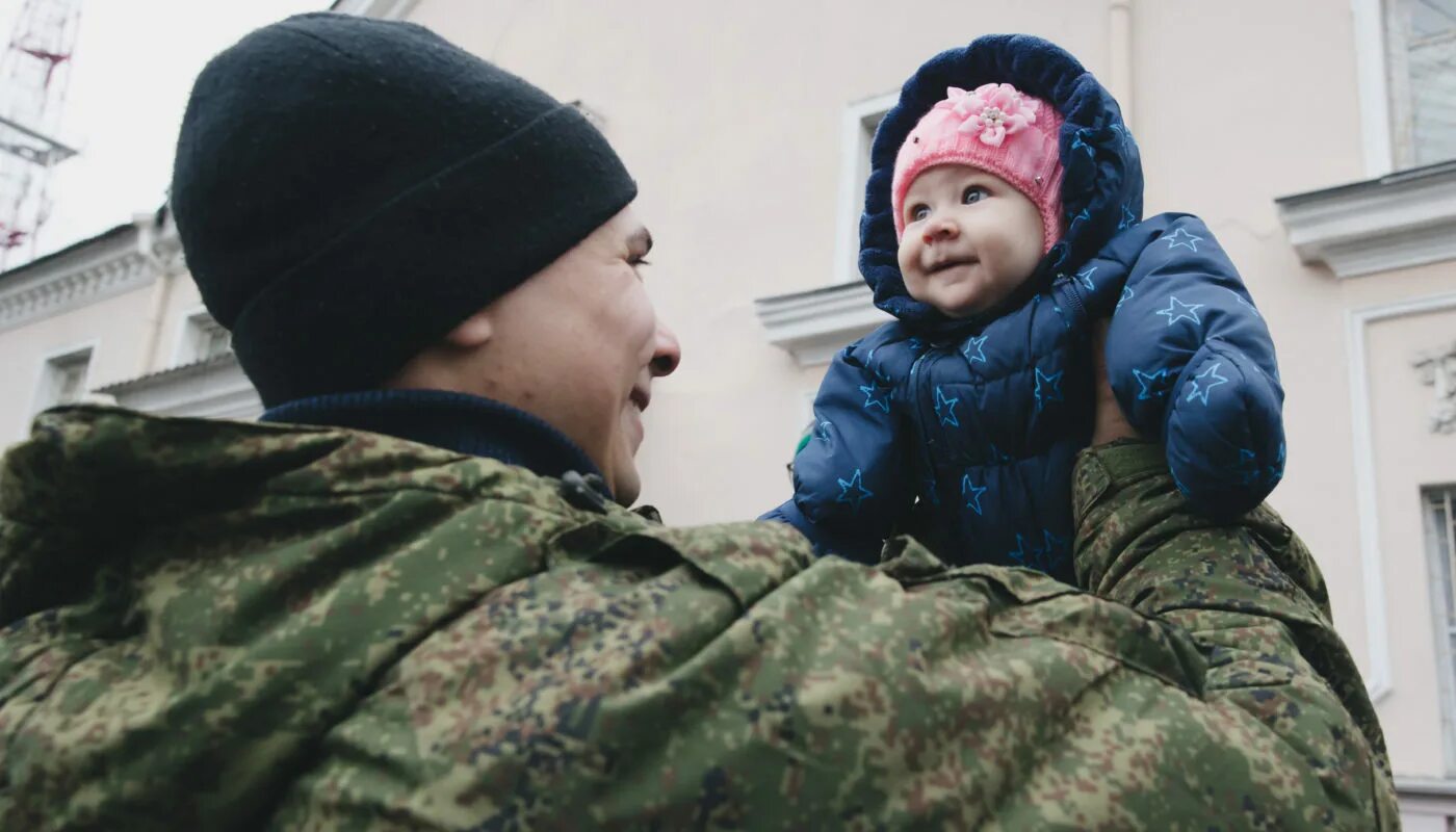 Мобилизация отцов детей. Дети военнослужащих. Русский военный с ребенком. Солдат с ребенком Украина. Мобилизованные с детьми инвалидами.