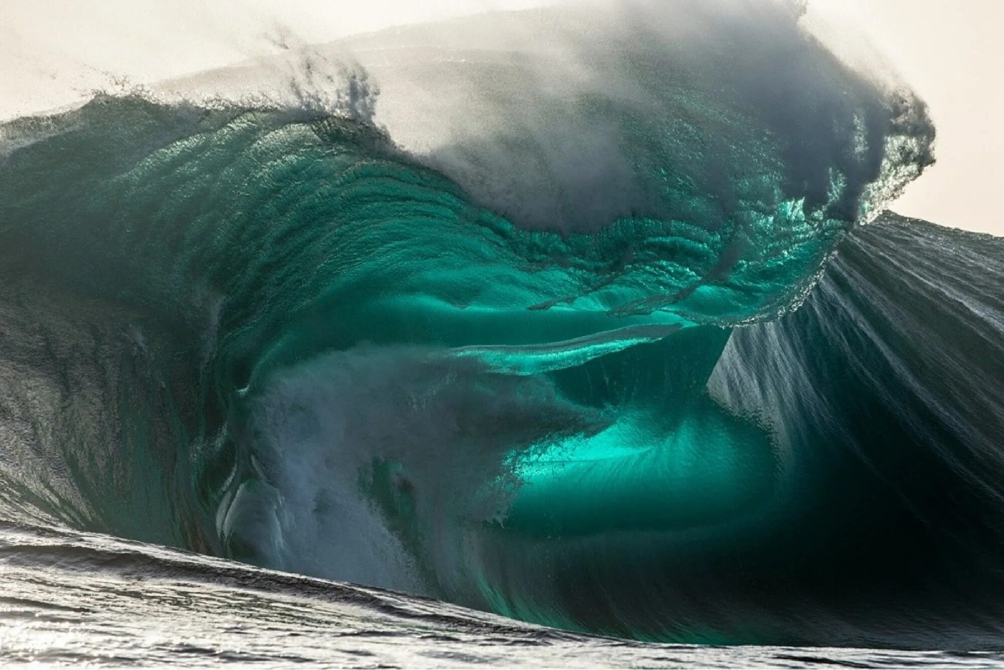 Волны огромные страшные. Уоррен Килан волны. Бискайский залив волны убийцы. Исландия Атлантический океан. Огромные волны.
