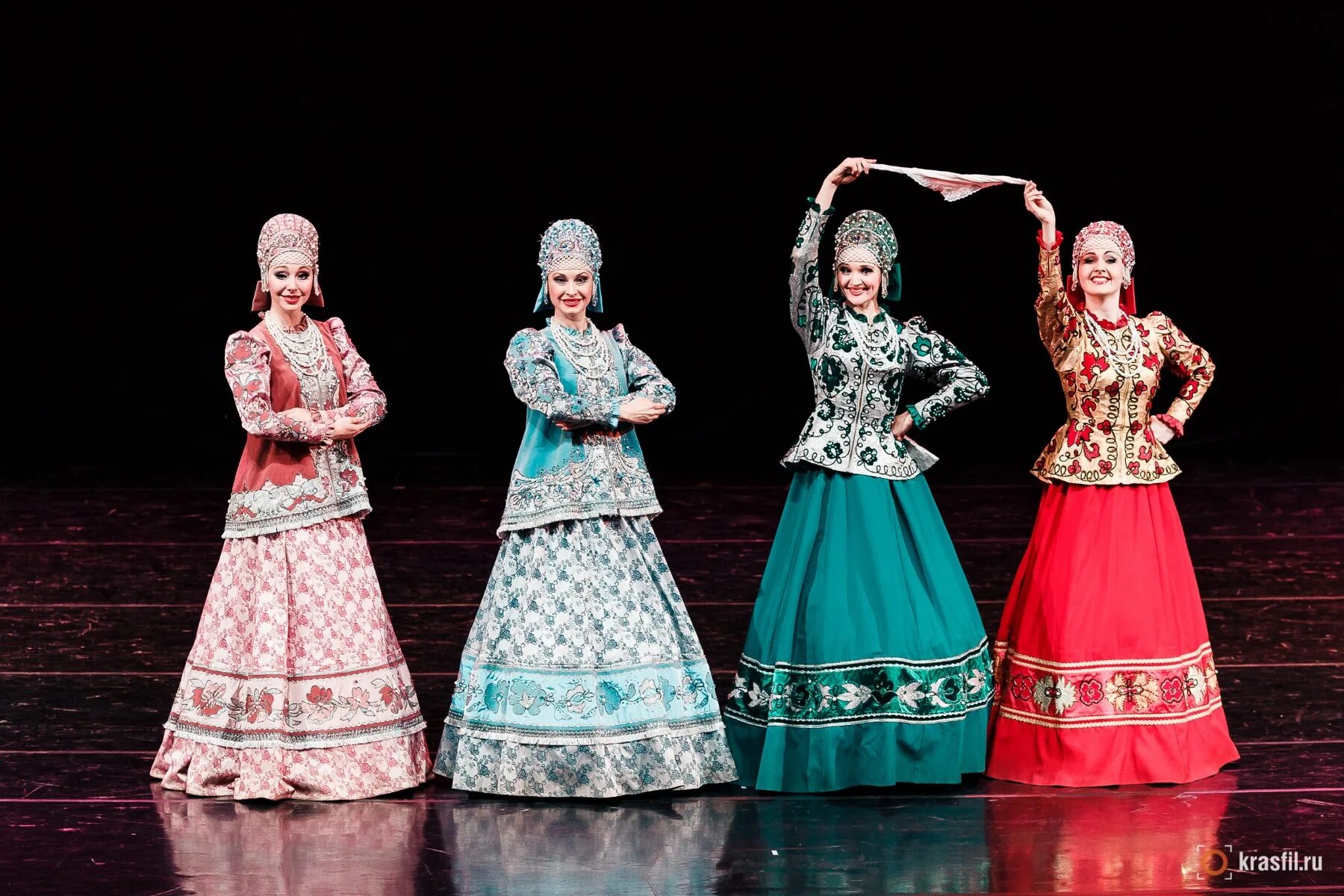 Головные уборы ансамбля надежды бабкиной. Девица ансамбль. Государственный академический хореографический ансамбль берёзка. Ансамбль березка пляски. Ансамбль «сибирский калейдоскоп».