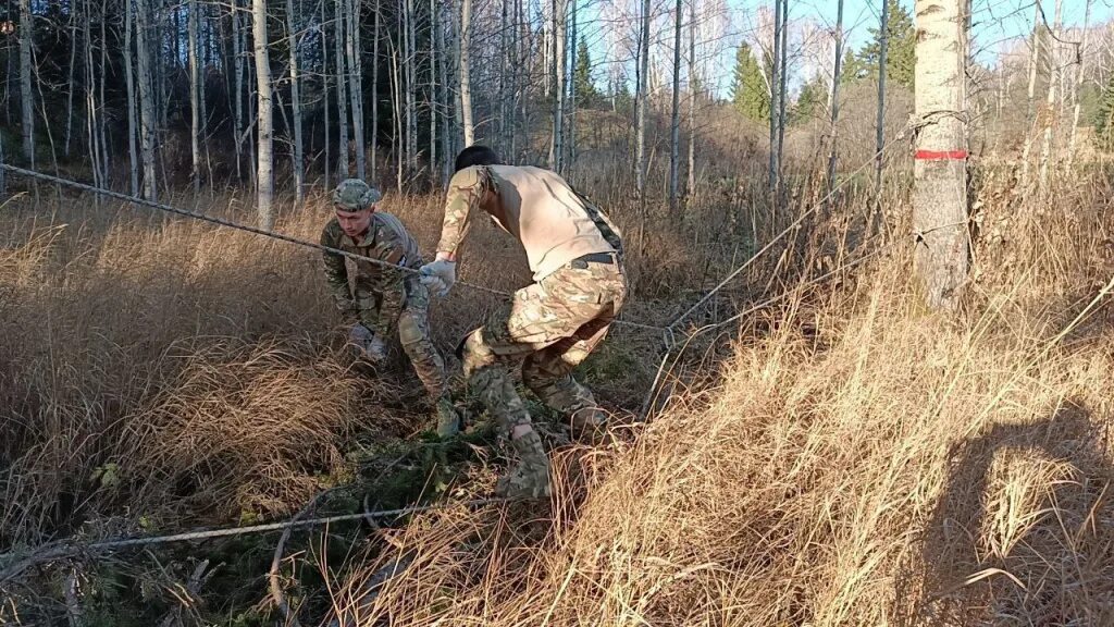Путь выживальщика беззащитен но опасен. Путь выживальщика беззащитен но опасен. Тарков квест путь выживальщика запасливый. Квест на егеря. Егерь тарков.