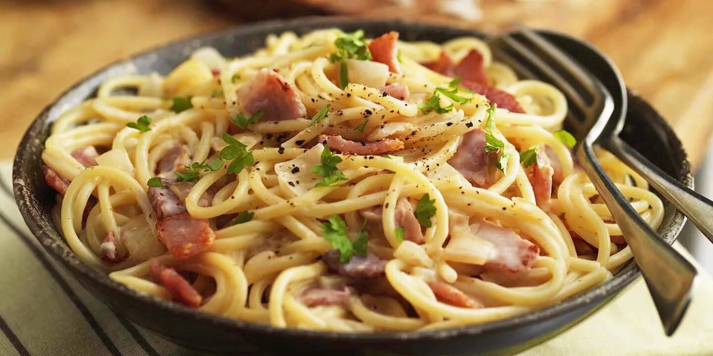 Carbonara. Итальянская паста карбонара. Паста карбонара «pasta alla carbonara». Итальянская паста карбонара. Карбонара с беконом и сливками.