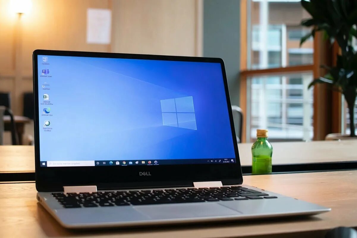 Latest windows. Ноутбук windows 11. windows 10 laptop. риски компании майкрософт. фото отправки вируса интернет.