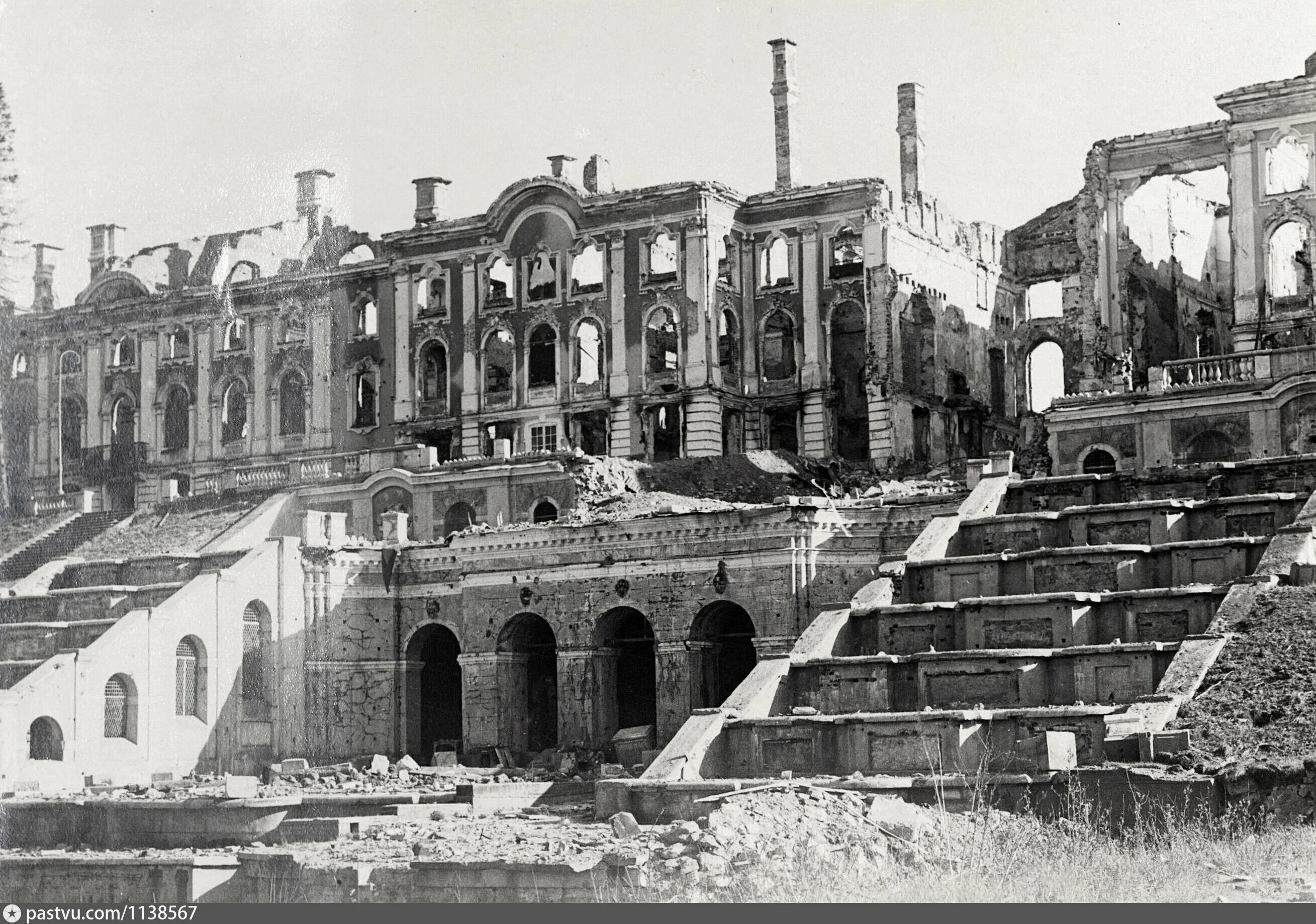 Разрушенный санкт петербург. Большой дворец 1944 Петергоф. Петергоф 1945. Большой дворец в Петергофе после войны.